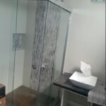 Cancel de baño de cristal templado en escuadra con hojas desnudas Cancel de baño de cristal templado en escuadra con hojas desnudas