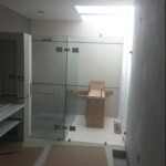 Cancel de baño con cristal templado con herrajes Cancel de baño con cristal templado con herrajes