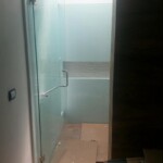 Puerta abatible de cristal templado con herrajes Puerta abatible de cristal templado con herrajes