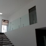 Barandal de cristal templado con minipostes y adosado Barandal de cristal templado con minipostes y adosado