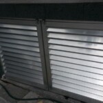 Puertas abatibles con celosía tipo louver Puertas abatibles con celosía tipo louver