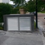 Puertas abatibles con celosía tipo louver Puertas abatibles con celosía tipo louver