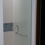 Puerta de cristal templado con jaladera tipo toallero Puerta de cristal templado con jaladera tipo toallero