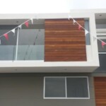 Fachada con ventanas corredizas, fijas y de proyección Fachada con ventanas corredizas, fijas y de proyección